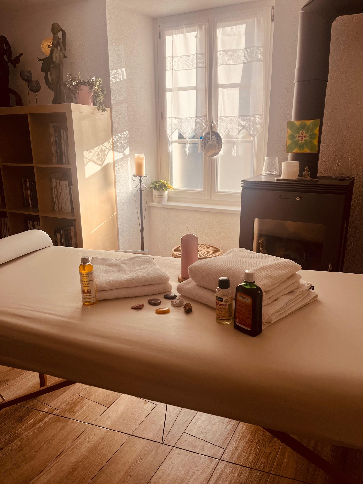 Le cabinet de massage, huiles et pierres